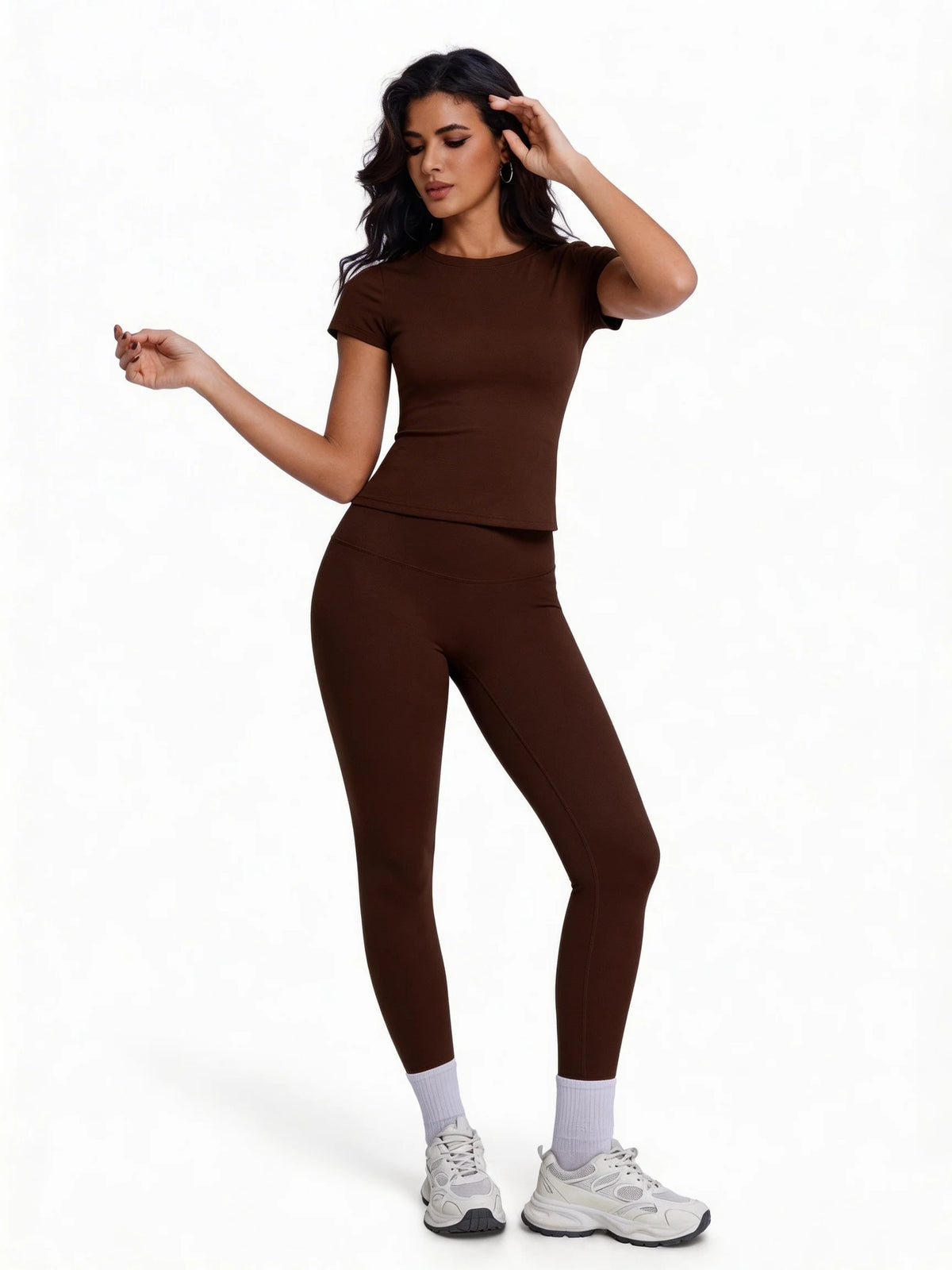 Una mujer modela un conjunto de yoga sin costuras de talle alto en color marrón oscuro.