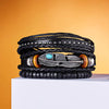 Stapel schwarzer Lederarmbänder mit silbernen Blattfeder- und kleinen Stecker-Charms auf orangem Hintergrund