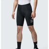 Schwarze Fahrrad-Stricksocken und Shorts bei einem männlichen Model in Ganzkörperaufnahme.