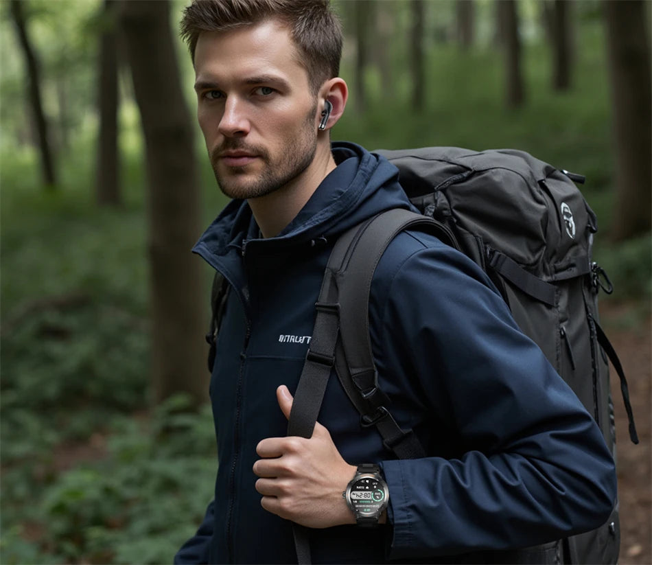 Mann mit dunkelblauer Jacke und Rucksack in Wald, hält eine Smartwatch.
