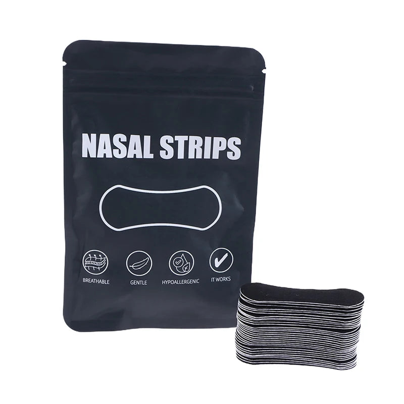 Eine schwarze Tasche mit Nasenset-Strips neben einem Stapel einzelner Strips