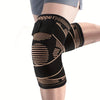 Schwarze Kupfer-Kniekompressionsbandage auf einem Bein eines Menschen.