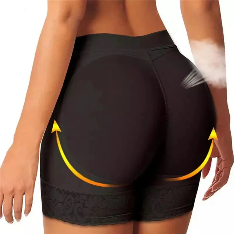 Une femme porte un slip body-shaper noir et sans coutures pour le volume.