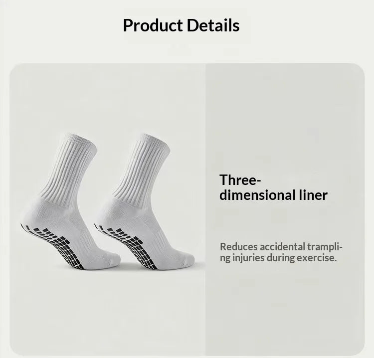 Une paire de chaussettes de liner blanches en 3D avec des grips noirs, montrées sur un fond clair.