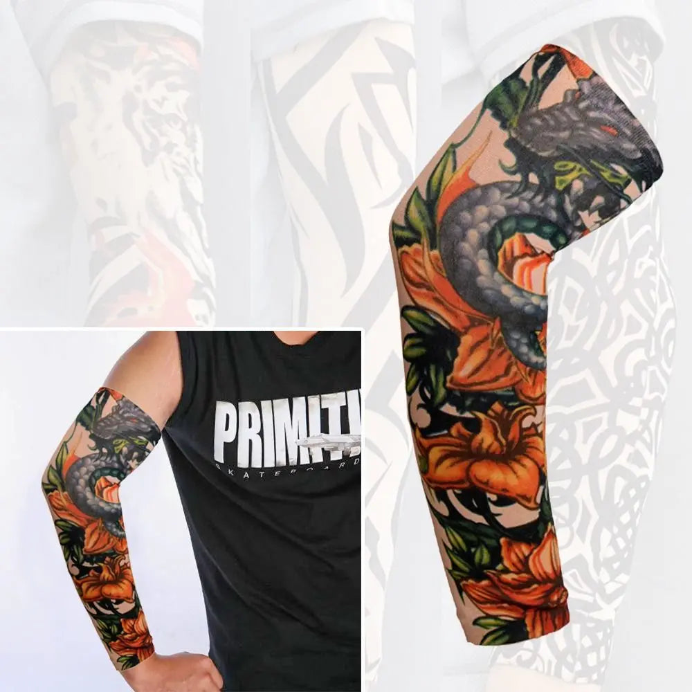 Primer plano de una persona vistiendo mangas de camuflaje oscuras con un detallado diseño de dragón.