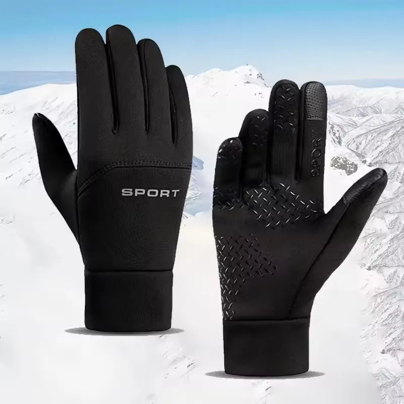 Ein Paar schwarze winddichte Fahrrad- und Outdoor-Handschuhe vor einem verschneiten Bergpanorama.