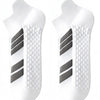 Une paire de chaussettes de sport blanches avec des rayures grises et un motif texturé.