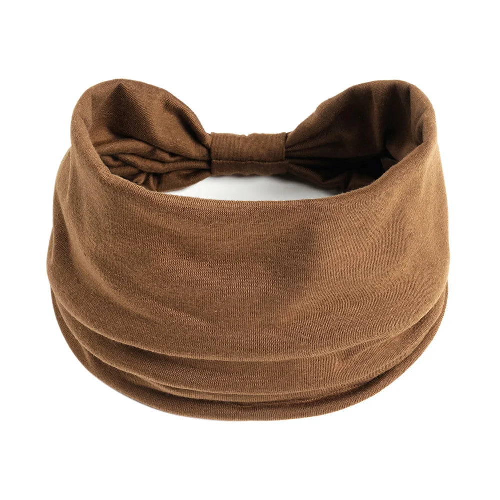 Foulard en coton boho marron noué en nœud, montré à plat.