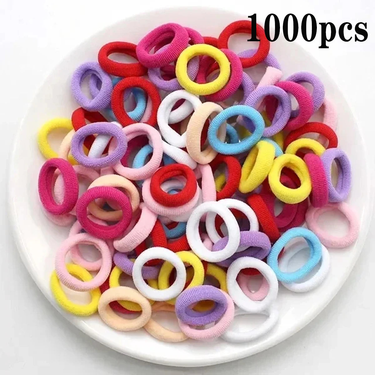 Eine große Menge bunter Nylon-Elastband-Haargummis in verschiedenen Farben wie rosa, lila, gelb und weiß wird präsentiert