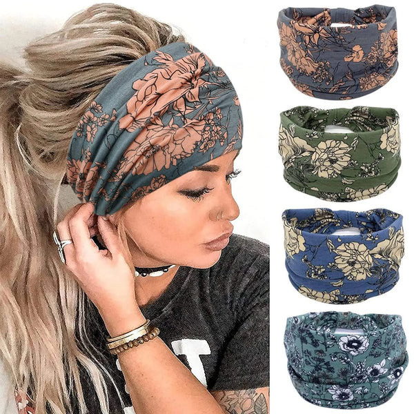 Une femme portant un bandeau floral à motifs, posant pour un plan rapproché.