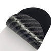 Eine schwarze Nasenatmungsstrips gegen einen weißen Hintergrund in einem Winkel.