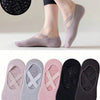 Un set de cinco calcetines de fitness de silicona antideslizantes en varios tonos de rosa y gris exhibidos sobre un fondo bla