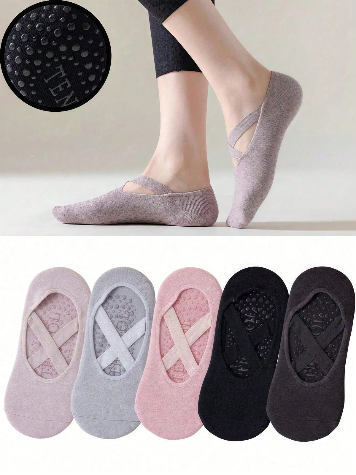 Un set de cinco calcetines de fitness de silicona antideslizantes en varios tonos de rosa y gris exhibidos sobre un fondo bla