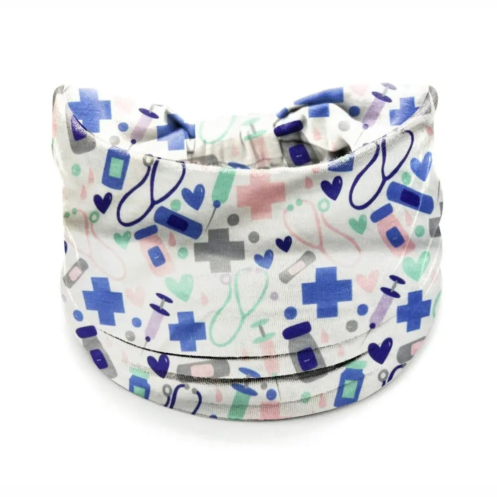 Una diadema de yoga blanca con un patrón colorido de corazones y símbolos médicos.