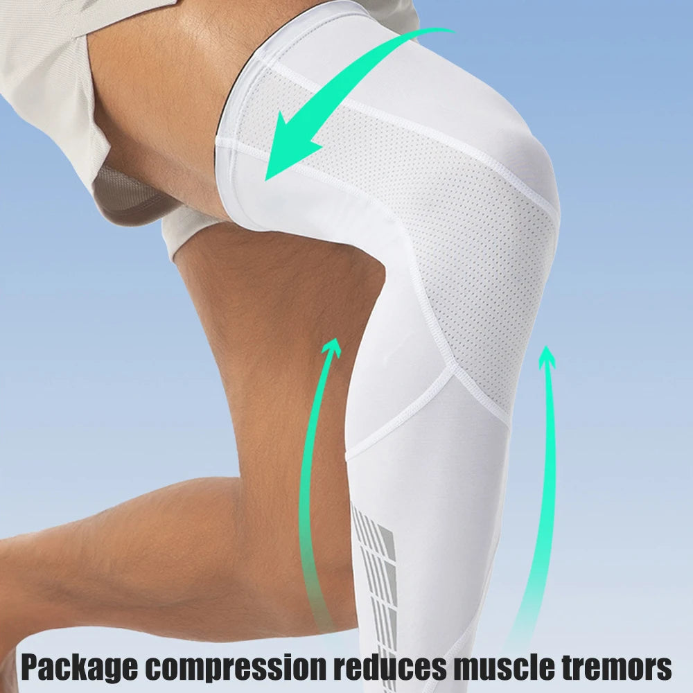 Weißer Kompressions-Oberschenkel-Sleeve auf Knie und Wade, zeigt Reduzierung des Muskelzitterns.