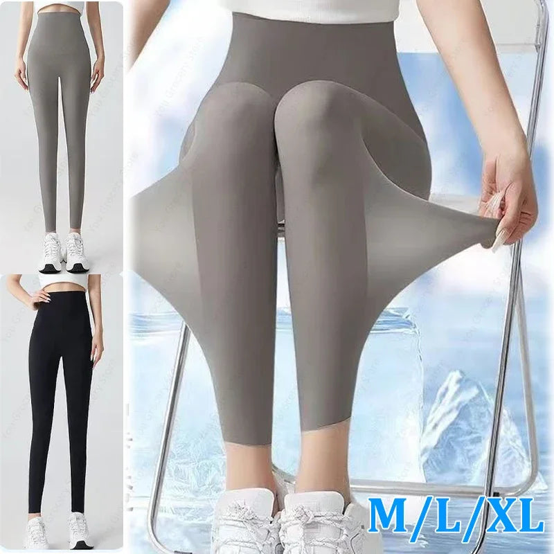 Leggings en peau de requin grise d'été sur un mannequin, mettant en valeur la coupe et le design.