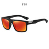 Gafas negras con lentes naranjas y un logo plateado, mostradas contra un fondo blanco.