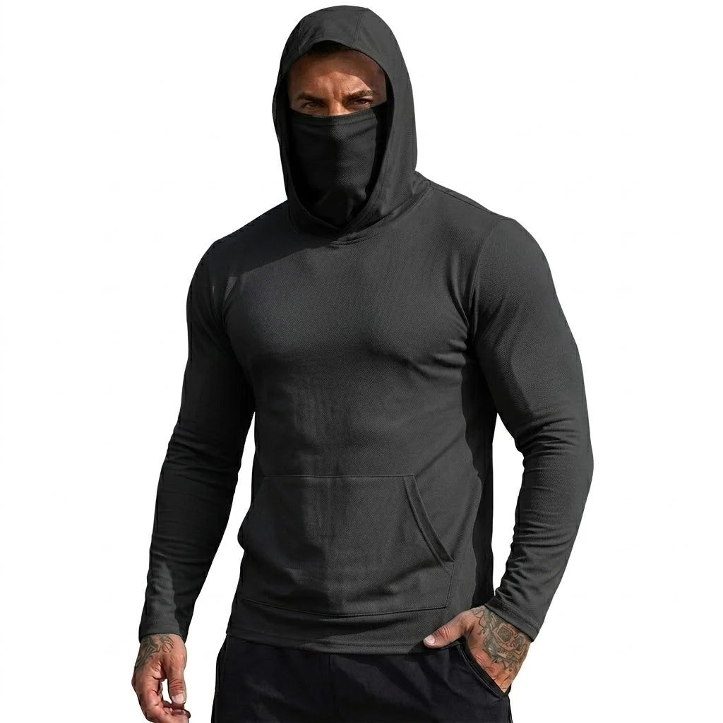 Ein Mann trägt ein schwarzes, leichtes Funktions-Kapuzenpullover-Shirt.
