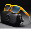 Eine gelbe polarisierte Sonnenbrille liegt auf einer schwarzen Tasche.