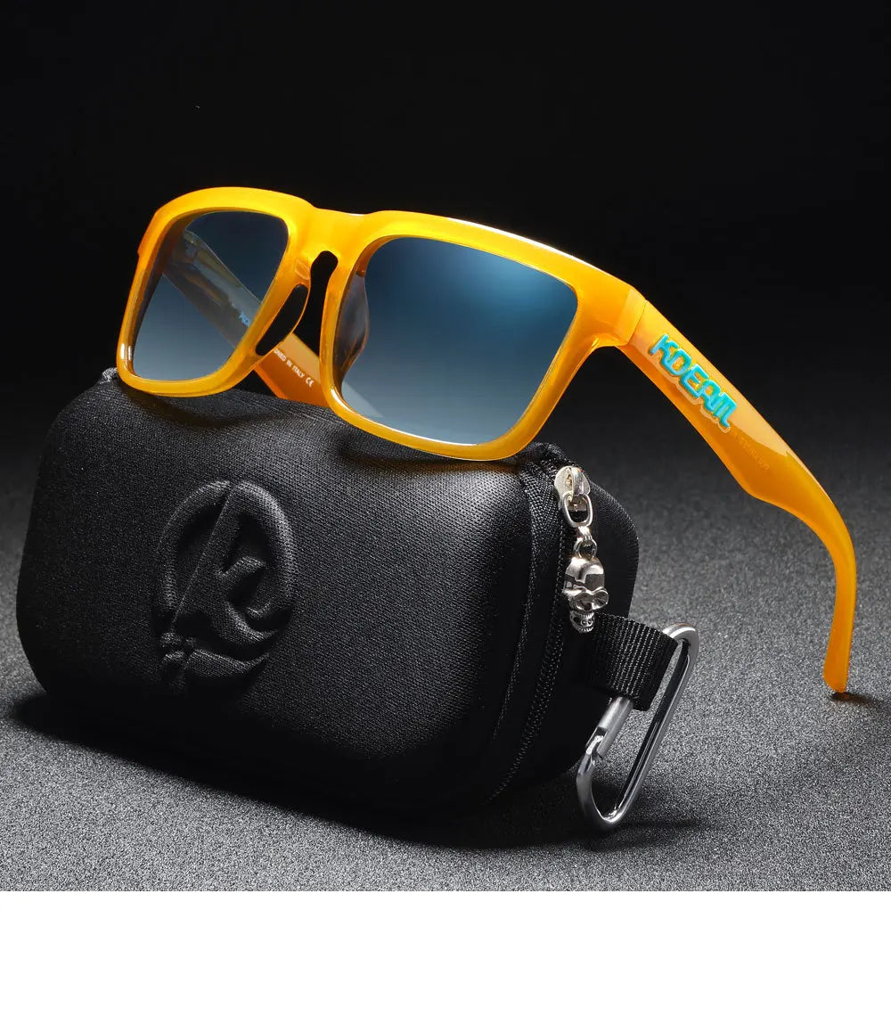 Eine gelbe polarisierte Sonnenbrille liegt auf einer schwarzen Tasche.