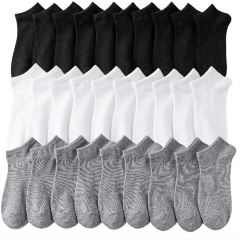 Eine Reihe schwarz-weißer Knöchelsocken für Freizeitkleidung.