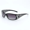 Gafas negras con marco cuadrado y estampado floral blanco.