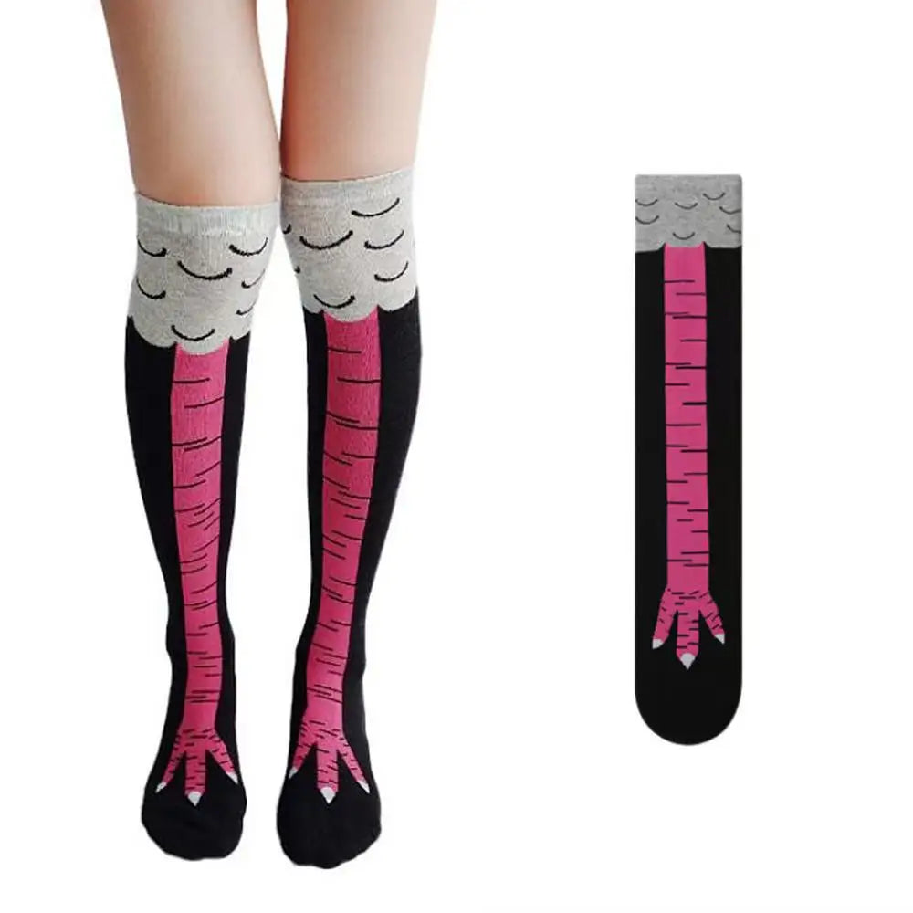 Chaussettes au-dessus du genou avec un motif de poulet en dessin animé aux rayures grises et roses