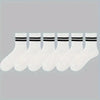 Eine Reihe weißer atmungsaktiver Socken mit schwarzen Streifen vor hellem grauem Hintergrund.