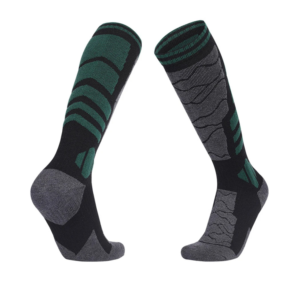 Un par de calcetines térmicos de lana merino en verde oscuro y gris, vistos de lado.