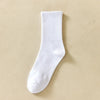 Un chaussette côtelée blanche est présentée sur un fond neutre.
