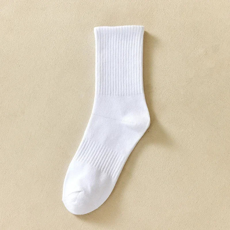 Un chaussette côtelée blanche est présentée sur un fond neutre.