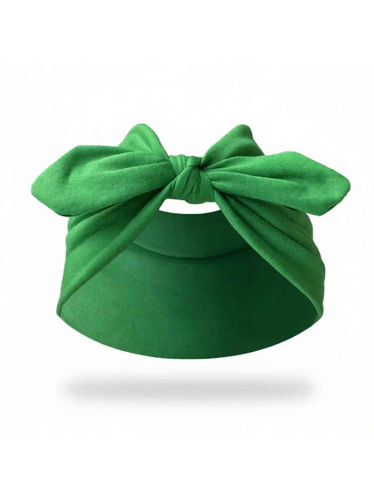 Un bandeau élastique vert solide noué en nœud, adapté à l'extérieur.
