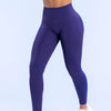 Una persona vistiendo leggings de yoga sin costuras de color morado oscuro y tiro alto.