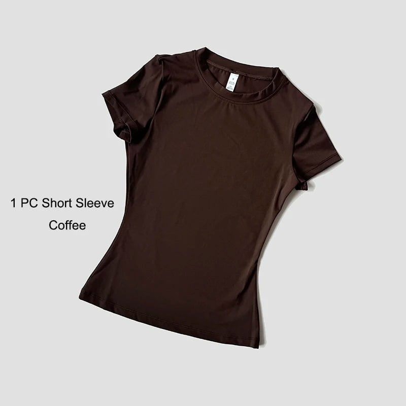 Camiseta de manga corta marrón oscuro de un conjunto de yoga de talle alto.