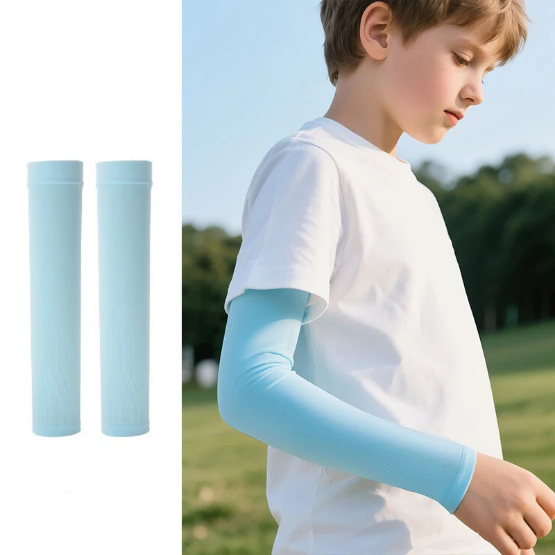 Ein junger Junge trägt einen hellblauen Kompressionsärmel an seinem Arm, zwei Ärmel sind separat zu sehen.
