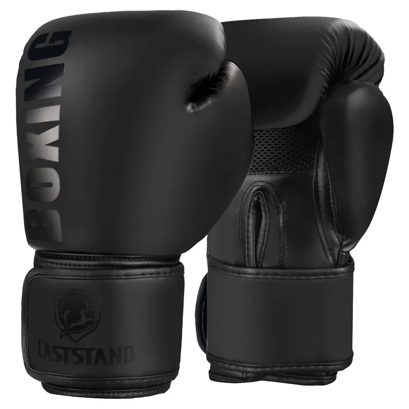 Une paire de gants de boxe en cuir PU noir vue de côté.