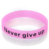 Bracelet silicone rose avec le texte Ne renonce jamais dessus.