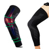 Manguitos de compresión negros con líneas moradas y azules brillantes que muestran soporte muscular para uso deportivo