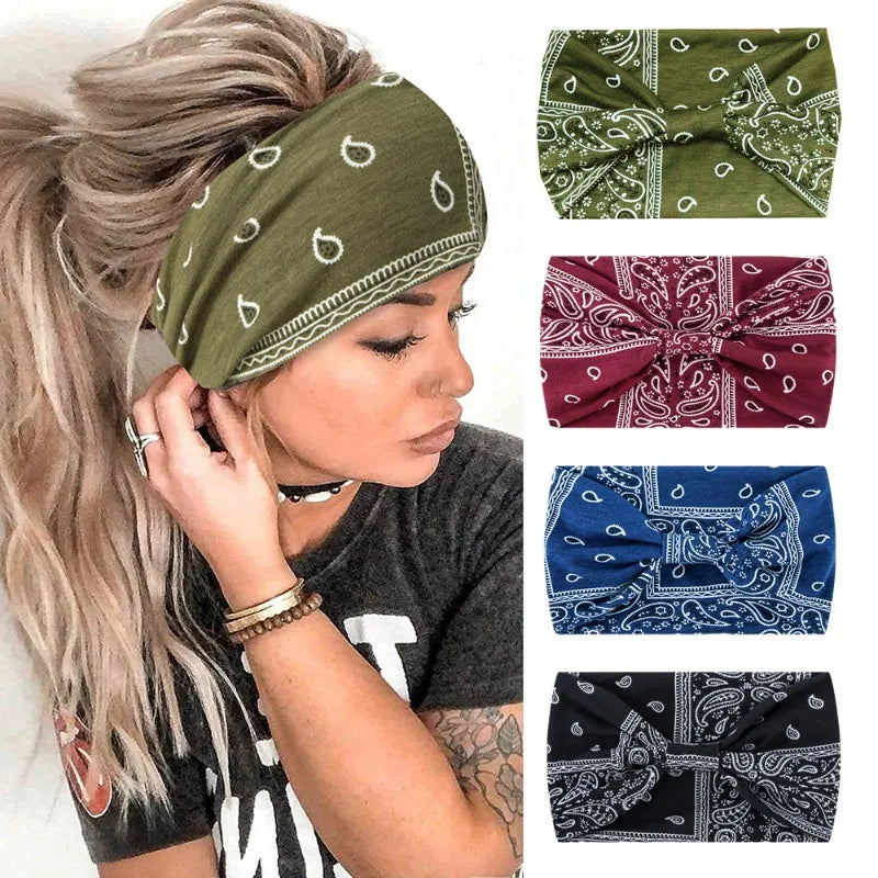 Nahaufnahme einer Frau mit einem Boho-Twist-Haarband und mehreren gemusterten Stoffbändern.