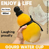 Eine Hand hält eine gelbe Kürbis-Wasserflasche mit einem schwarzen Riemchen und demonstriert ihr Design.