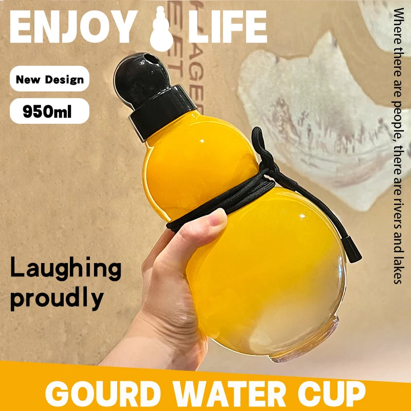 Eine Hand hält eine gelbe Kürbis-Wasserflasche mit einem schwarzen Riemchen und demonstriert ihr Design.