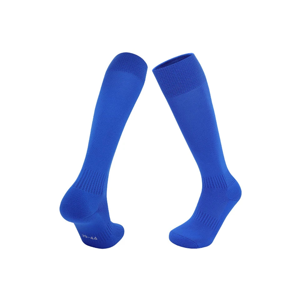 Ein Paar königsblaue, atmungsaktive, knöchelhohe Sportsocken vor weißem Hintergrund.