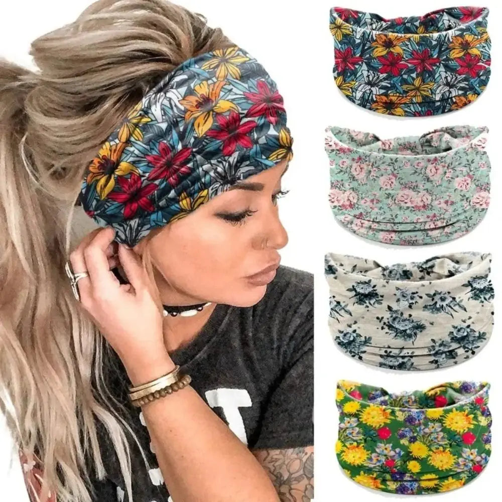Una mujer lleva una diadema de yoga bohemia floral y colorida en su frente.