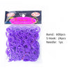Paquete con bandas elásticas moradas, ganchos y agujas para hacer pulseras.
