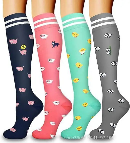 Une paire de chaussettes de compression pour femmes avec un motif rose, vert et des rayures noires.