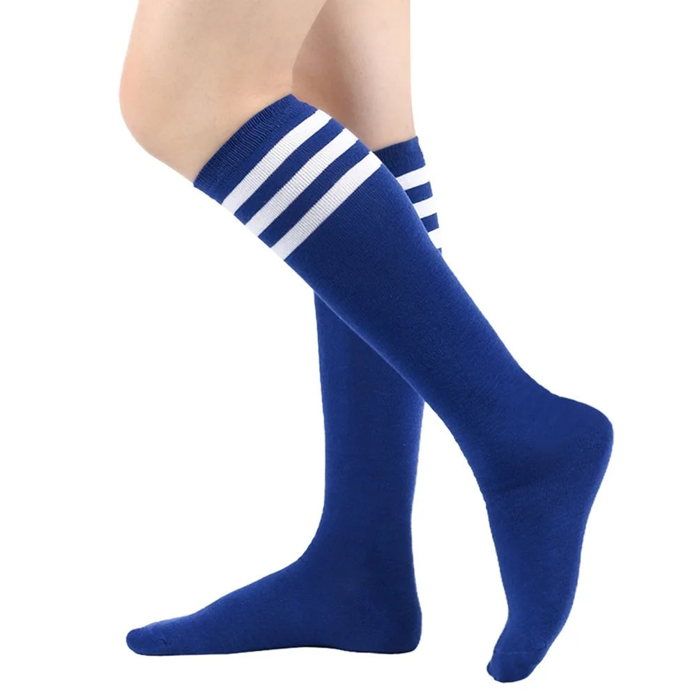 Un par de calcetines de pierna hasta la cadera a rayas azules marino, usados en una pierna.