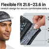 Un homme portant un foulard de tête à motif paisley noir et blanc, mettant en évidence sa conception extensible pour un port 