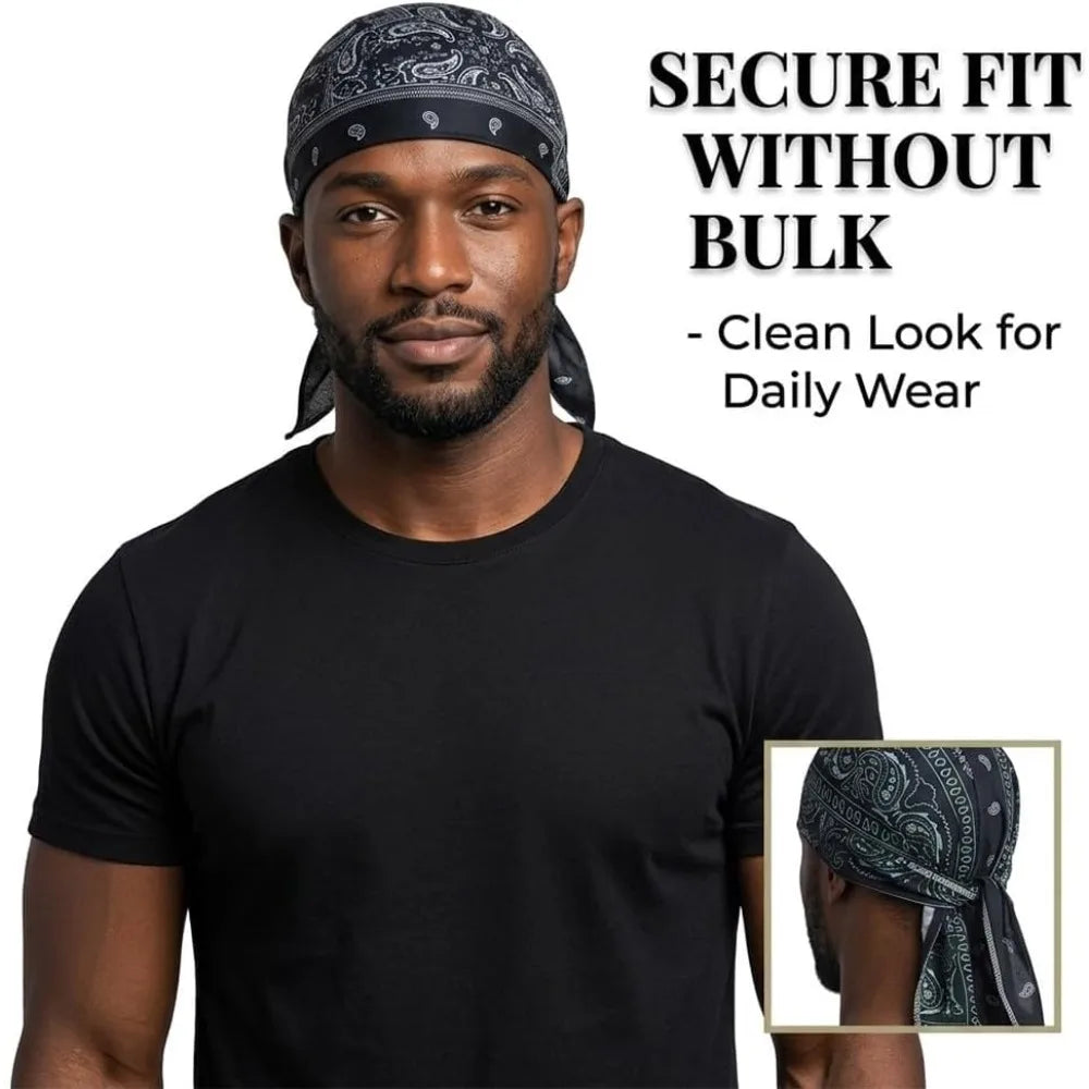 Un homme portant un t-shirt noir et un foulard de tête paisley foncé.