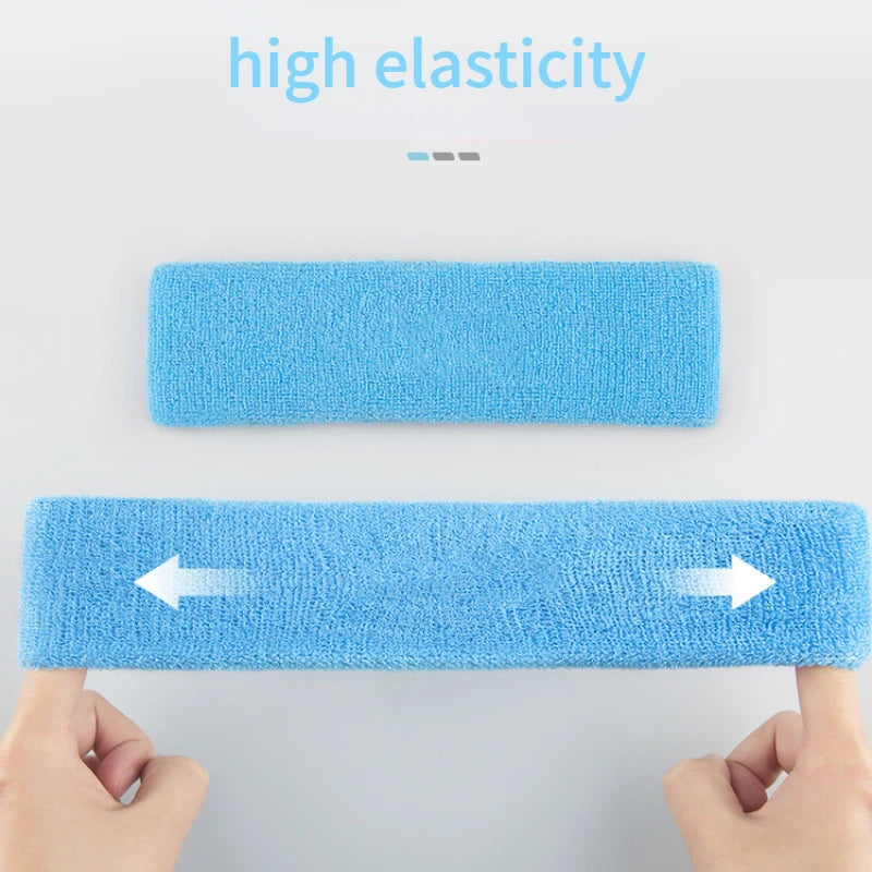 A hand holds a blue elastic sports headband, demonstrating its high elasticity.