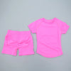 Ensemble de yoga et fitness rose vif, sans couture, pour femmes, composé d'un haut à manches courtes et de shorts assortis.